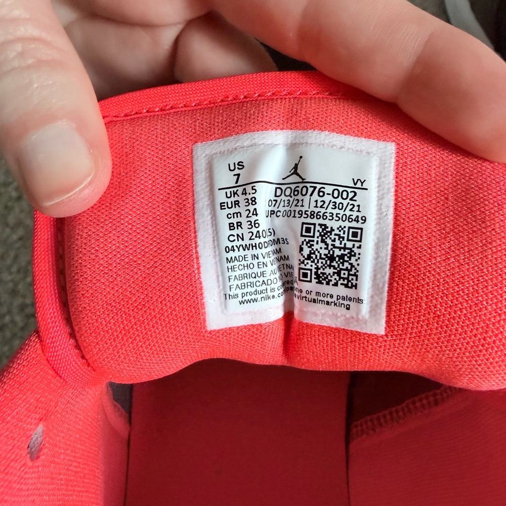 Air Jordan 1 Low - Newsprint and Bright Crimson - Picture 4 of 6